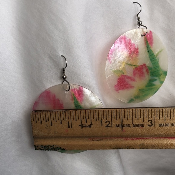 Hand painted pearlized shell earrings with flower design - Picture 13 of 14